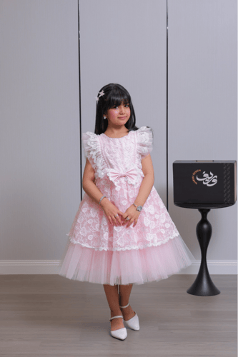 فستان بناتي وردي بدانتيل ناعم وتفاصيل كشكش مع فيون...