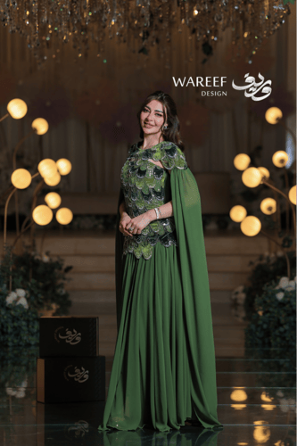 فستان سهرة أخضر ملكي بتطريز مخملي فاخر وتصميم مستو...