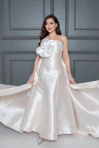 فستان سهره بخامه ميكادو ورده على الصدر