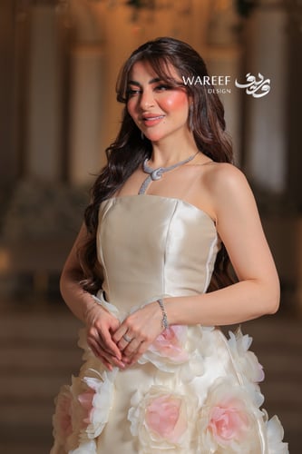 فستان بيج فاخر بزهور ثلاثية الابعاد