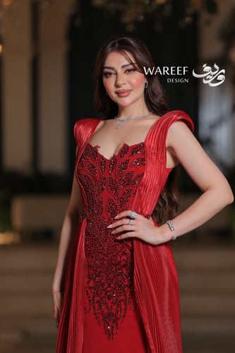 فستان سهرة أحمر ملكي طويل من الكريب المطروز باللؤل...