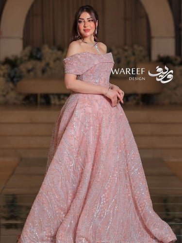 فستان ملكة فخم اوف شولدر باللون الوردي فاتح