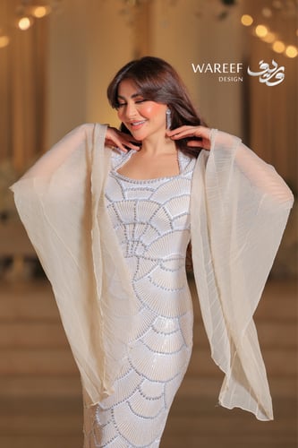 فستان سهرة بيج بأكمام طويلة واسعة – تصميم ضيّق بلم...