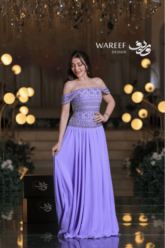 فستان سهرة لافندر فاخر بتطريز فضّي راقٍ وتصميم أكت...