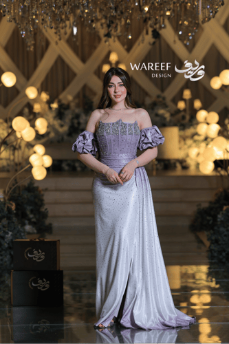 فستان سهرة طويل بلون بنفسجي فاتح بتدرج لؤلؤي وأكما...