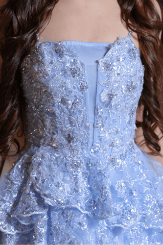 فستان سهرة أزرق فاتح بطبقات تول مطرزة وتصميم ستراب...