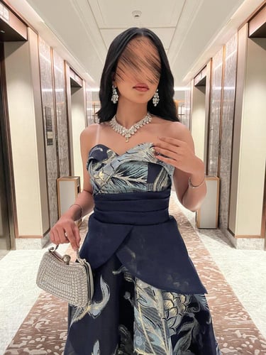 فستان توب كحلي طويل مزين بنقوش أنيقة