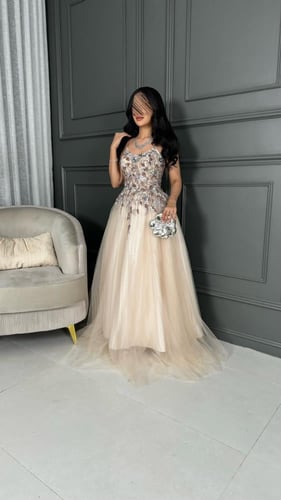 فستان تل سهرة سكري مزين بزهور لامعة