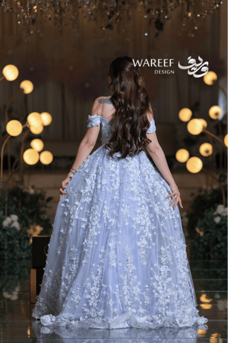 فستان سهرة سماوي مطرّز بالورود ثلاثية الأبعاد مع ذ...