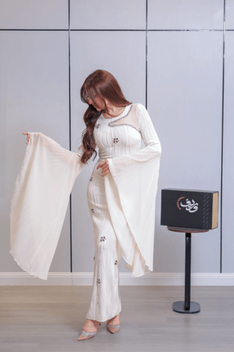 فستان فضّي ملكي بتطريز كريستالي فاخر وقصّة صدر ممي...