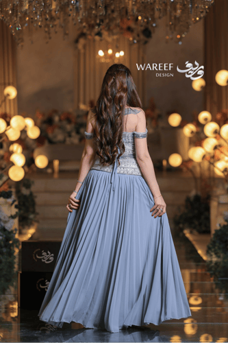 فستان سهرة رصاصي فاخر مطرز بالكامل بتصميم الأكتاف...