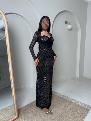 فستان سهرة ناعم مزين بتطريز الفصوص