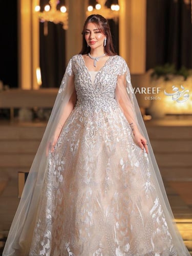 فستان سهرة بيج بتطريز لامع وأكمام طويلة واسعة لمسة...