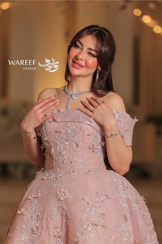 فستان ملكه وردي فاتح بتطريز فاخر وزهور أنيقة