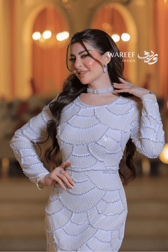 فستان سهرة سكري بأحجار لؤلؤية وتطريز ناعم