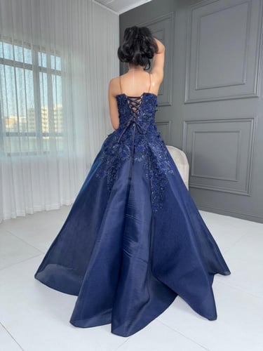 ‎فستان سهرة أزرق داكن طويل ومنفوش بدون أكمام