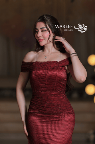 فستان سهرة لون عودي بقصّة ضيّقة وتصميم أوف شولدر أ...