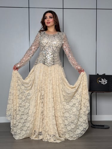 فستان شامبين فاخر بتطريز ترتر هندسي وتنورة دانتيل...