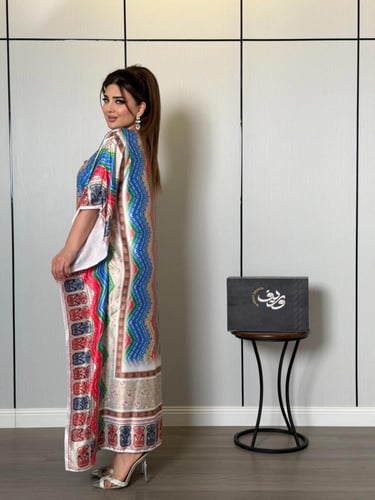 جلابية ملونة بنقشة زيكزاك تراثية ولمسة فنية جريئة