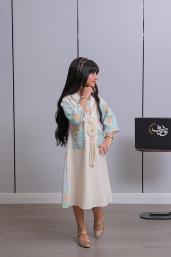 جلابية بناتي بنقوش ناعمة وتفاصيل يدوية