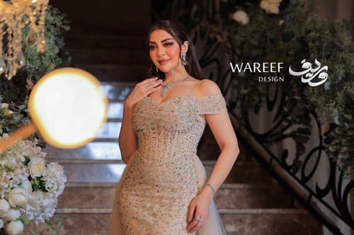 فستان سهرة بيج فخم بتطريزات براقة وتصميم راقٍ