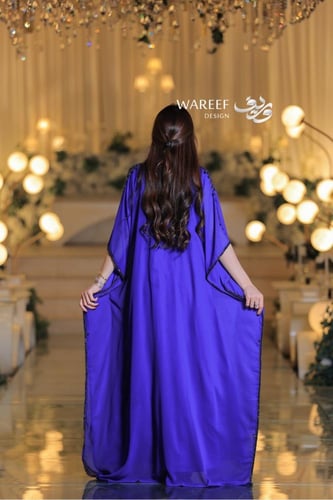 جلابية أنيقة بتطريز فاخر على الياقة وتصميم انسيابي...