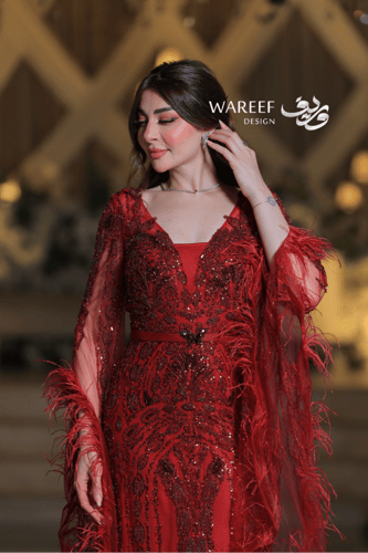 فستان سهرة أحمر فاخر بتطريز يدوي وريش ناعم بتصميم...