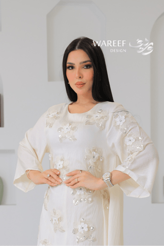 جلابية ناعمة بلون كريمي بتطريز وردي أنيق ولمسات أن...