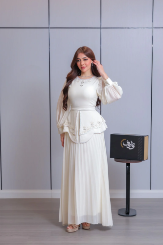 فستان ناعم باللون العاجي بتصميم أنيق وتنورة بليسيه...