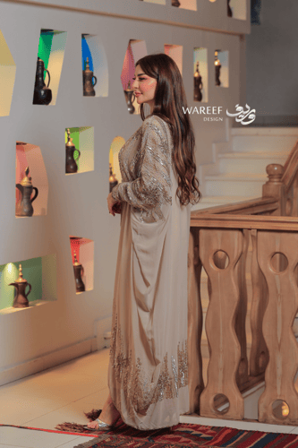 جلابية بيج ذهبية فاخرة قطعتين من الساتان والشيفون...