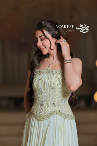 فستان سهرة ليموني فاتح بتطريز فاخر وقصّة انسيابية...