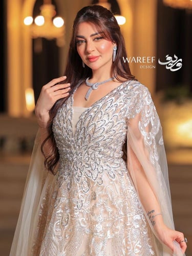 فستان سهرة بيج بتطريز لامع وأكمام طويلة واسعة لمسة...