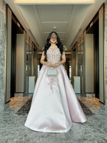 فستان سهرة وردي بتزيين ورود