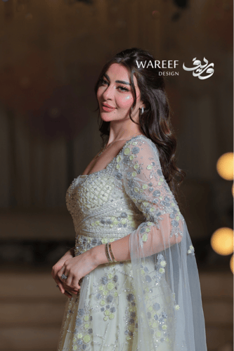 فستان سهرة ليموني مطرّز بلمسات فضية ساحرة وأكتاف ش...