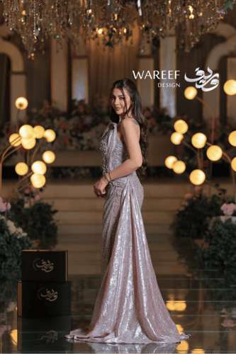 فستان سهرة شامبين وردي بتطريز لؤلؤي وذيل ساتان فاخ...