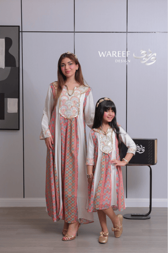 جلابية أوف وايت بنقوش تراثية متعددة الألوان