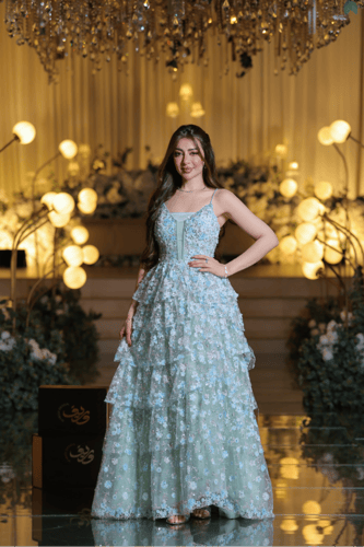 فستان سهرة أخضر فاتح بطبقات تول مطرزة وتصميم ستراب...