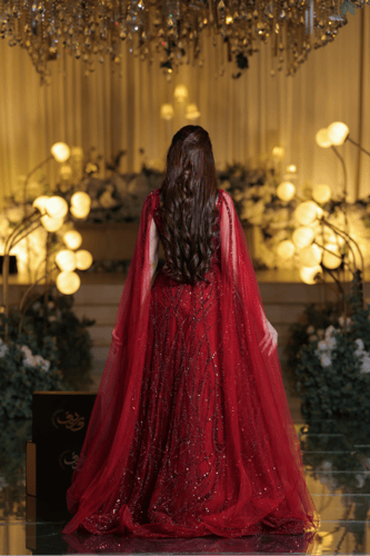 فستان سهرة أحمر مطرز مع كاب تول شفاف