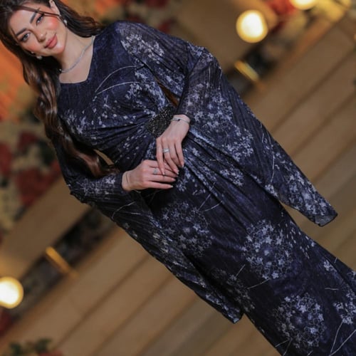 فستان سهرة أزرق داكن مزخرف بتفاصيل أنثوية