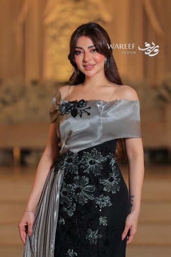 فستان اسود و زيتي فاتح مزين بالشك وذيل جانبي