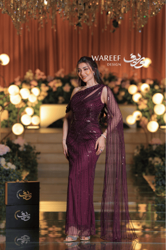 فستان سهرة خمري فاخر بتطريز ترتر لامع وتصميم كتف و...