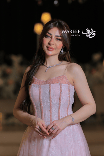 فستان سهرة وردي ناعم بتصميم كورسيه مطرّز وتنورة تو...
