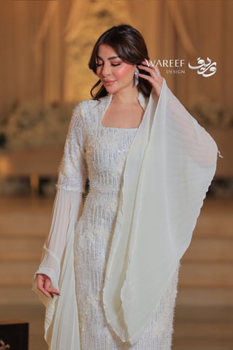 فستان ابيض ضيق مع اكمام طويله