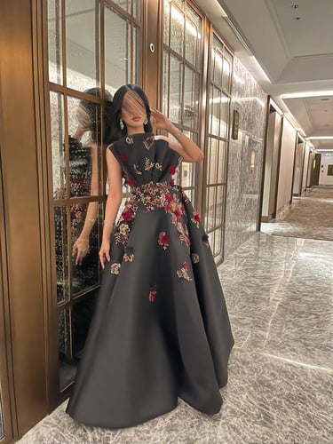 ‎فستان سهرة اسود منفوش بتطريزات ورود بارزة