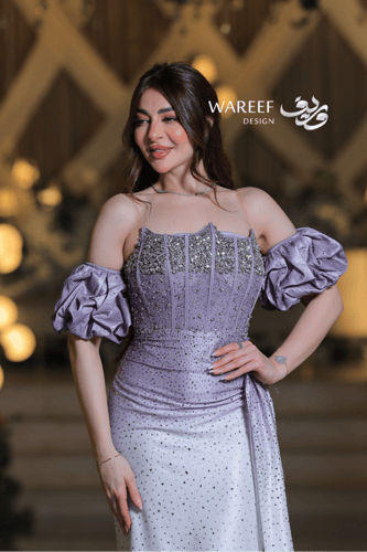 فستان سهرة طويل بلون بنفسجي فاتح بتدرج لؤلؤي وأكما...