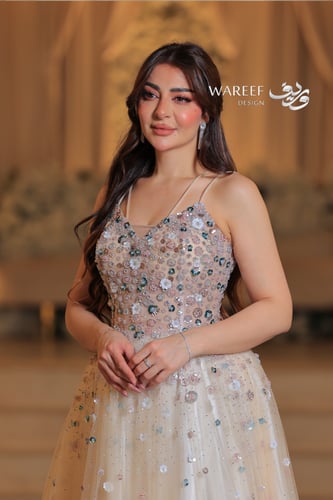 فستان بيج بدون اكمام مزين بتطريز لامع