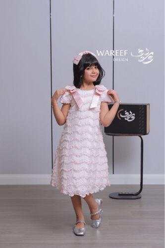 فستان بناتي وردي ناعم بطبقات دانتيل مموّج وتفاصيل...