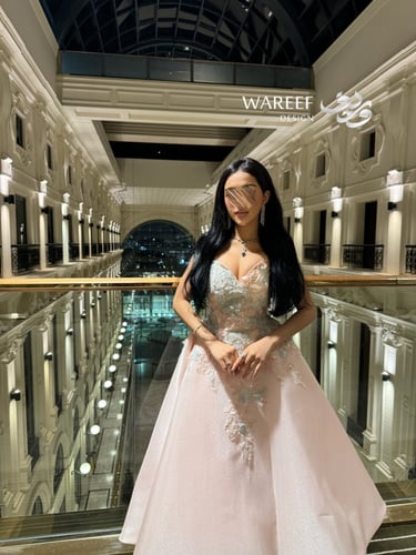 فستان سهرة ميدي بتطريز زهري ناعم وتصميم ساتان فاخر