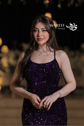 فستان سهرة بنفسجي غامق طويل بترتر لامع وحمّالات رف...