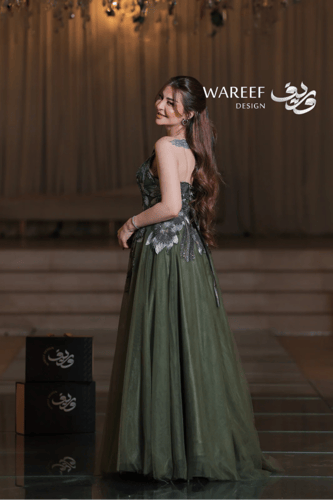 فستان سهرة زيتي منفوش بتطريز زهري فاخر ولمسات ترتر...